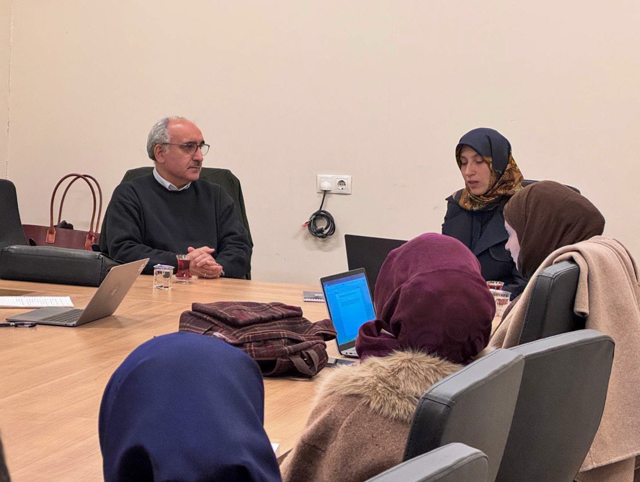 beşinci seminer-5.jpg (186 KB)